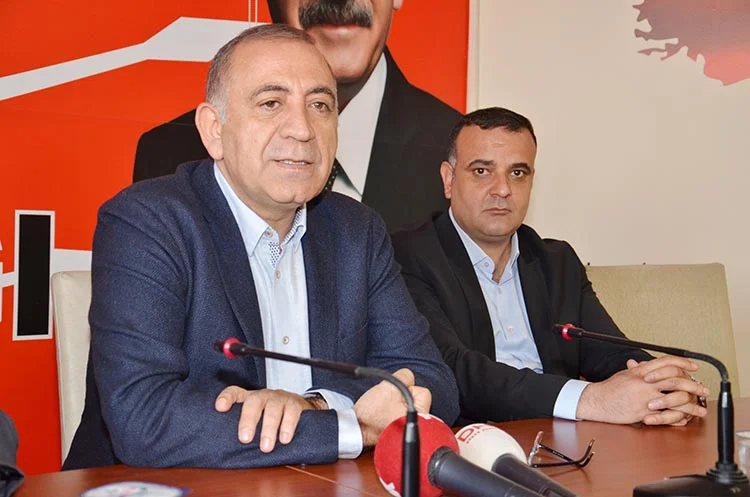 İstanbul Milletvekili Gürsel Tekin, CHP İlçe binasında düzenlediği basın toplantısında,