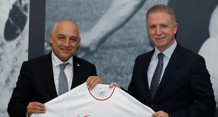 İstanbul Valisi Davut Gül, TFF Başkanı Mehmet Büyükekşi'yi Beykoz Riva'daki