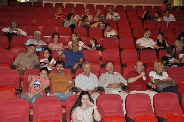 Tiyatrol Tayfa tarafından hazırlanılıp sunulan Hoppala Curcuna adlı oyun sahnelendi.