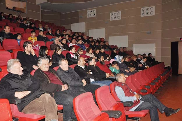 Beykoz'da Tiyatrol Tayfa'nın Hoppala Curcuna adlı oyununda 'müzik' sürprizi yaşandı