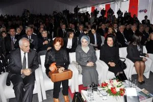 Bir basın toplantısı düzenleyen Özgün Oyuncular Grubu Genel Sanat Yönetmeni