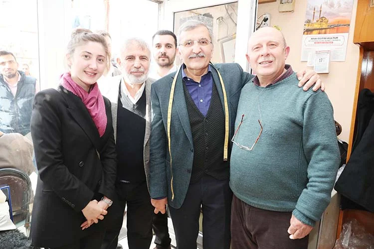 Tokatköy’de belediye meclis üyesi adaylarıyla esnafı ziyaret eden AK Parti