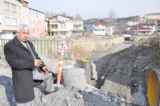 Elektrik direği kablolarla bir evin bahçe duvarına bağlanmış, tehlike saçıyor...