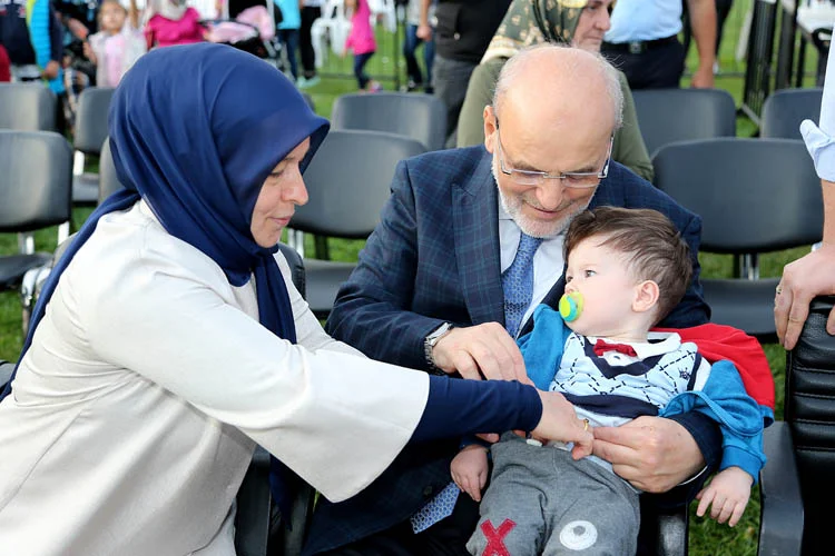 Beykoz Belediyesi'nce Tarihi Beykoz Çayırı'nda düzenlenen toplu nikah töreninde 19