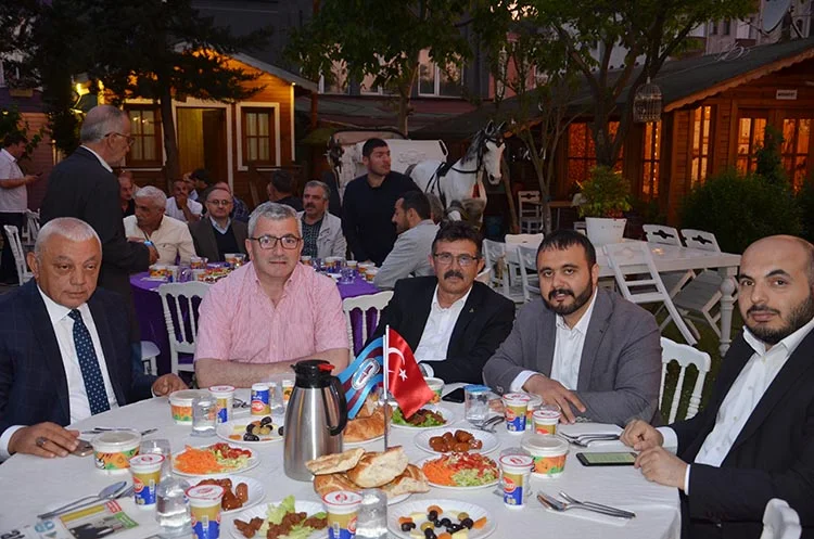 Beykoz ve Çavuşbaşı Trabzon dernekleri iftar yemeğini birlikte organize etti.