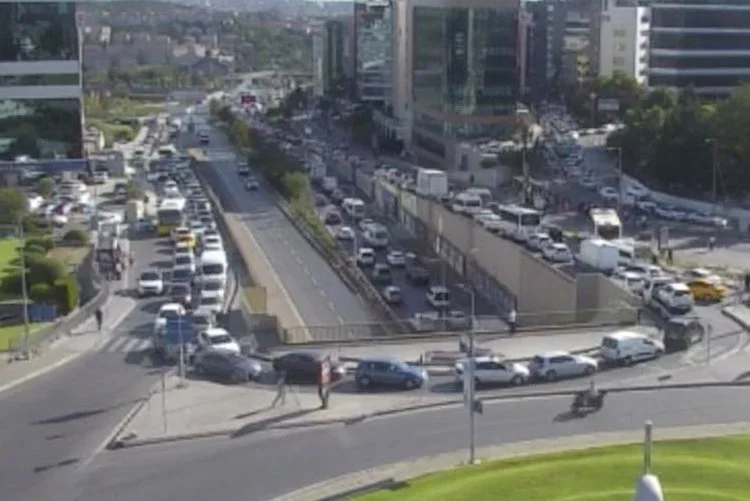 Fatih Sultan Mehmet Köprüsü'nde yaşanan intihar girişimi Beykoz'da trafiği kilitledi.