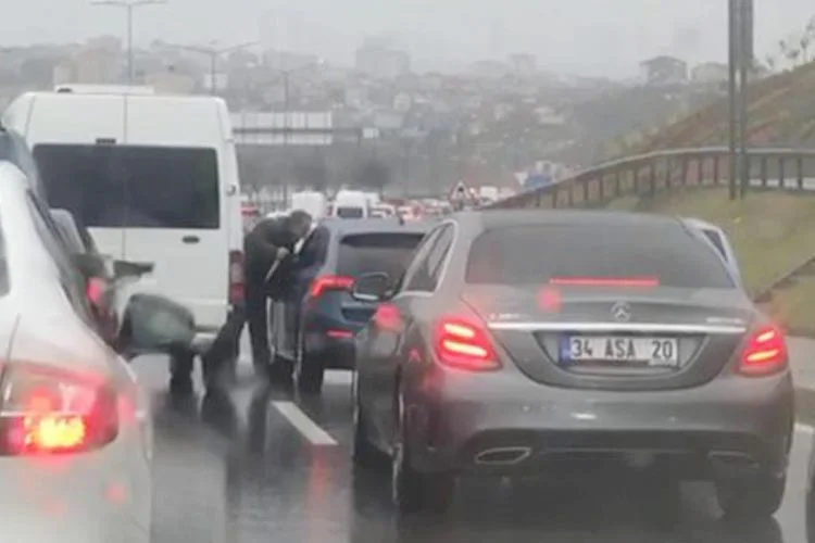 Beykoz trafiğinde yol verme kavgası büyüdü. Otomobil sürücüsü, kendisine yol