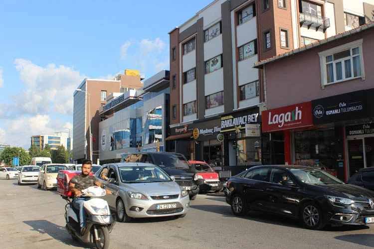 Beykoz Belediyesi’nin Kaldırım yenileme çalışmaları Kavacık ’ta trafiği olumsuz etkiliyor.