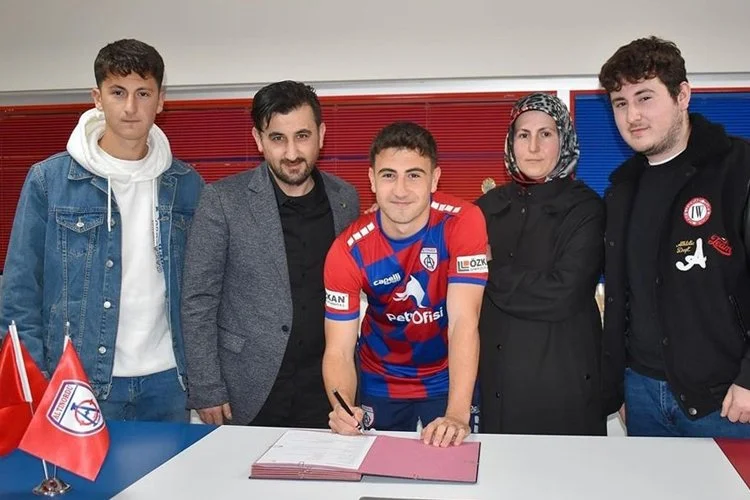 Beykoz ilçesinden yetişen ve profesyonel imza atanlar kervanına Mustafa Karaman'da