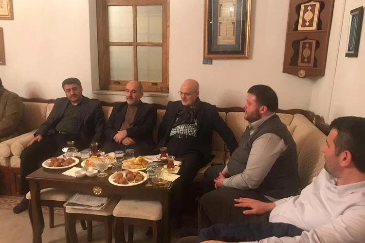 Beykoz Belediye Başkanı Yücel Çelikbilek, TÜGVA gençleri ile sohbet etti.