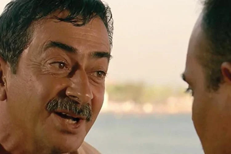 Usta oyuncu Turan Özdemir, Beykoz'daki evinde geçirdiği kalp krizi sonucu