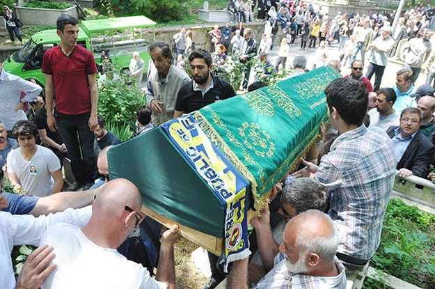 Turan Selçuk Öztürk'ü yüzlerce seveni gözyaşlarıyla Beykoz Şahinkaya Mezarlığı'nda ebediyete