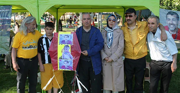 Tarihi Beykoz Çayırı'nda yapılan "Kalemler Kırılmasın-Fikirler Vurulmasın" temalı uçurtma yarışması