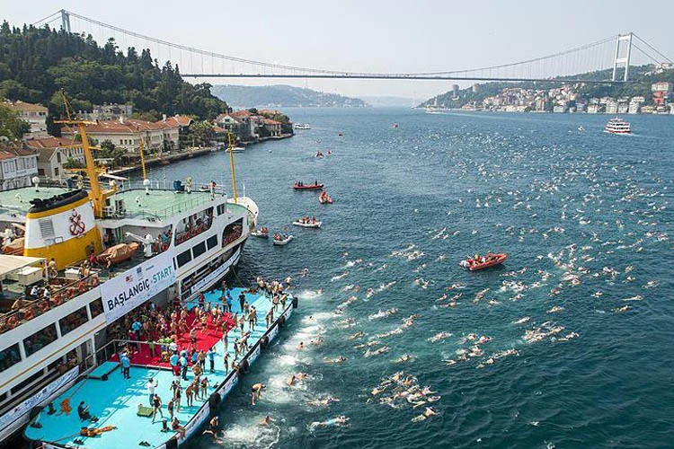 Türkiye Milli Olimpiyat Komitesi'nin düzenlediği Samsung Boğaziçi Kıtalararası Yüzme Yarışı,