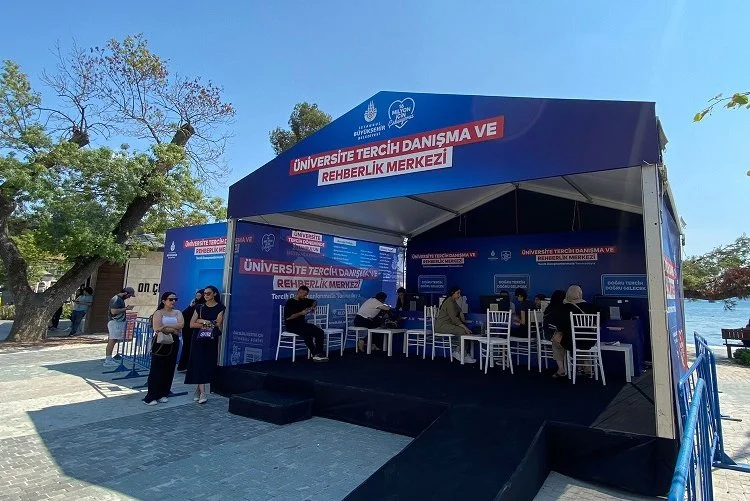 İstanbul Büyükşehir Belediyesi Beykoz'da üniversite tercih danışmanlığı çadırı kurarak gençlere