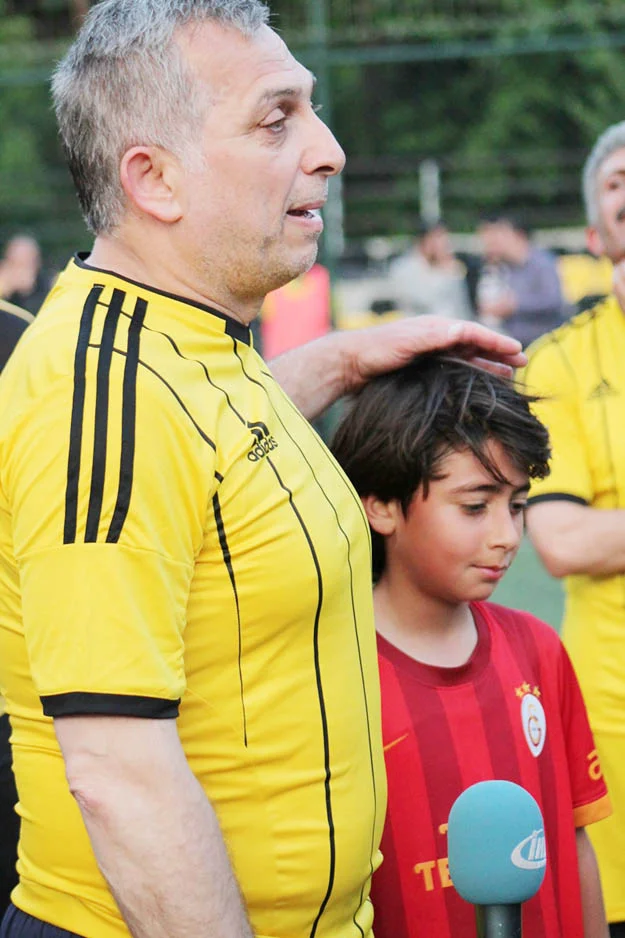 AK Partili Vekil Metin Külünk ünlü  futbolcuları Suriyeli çocuklar