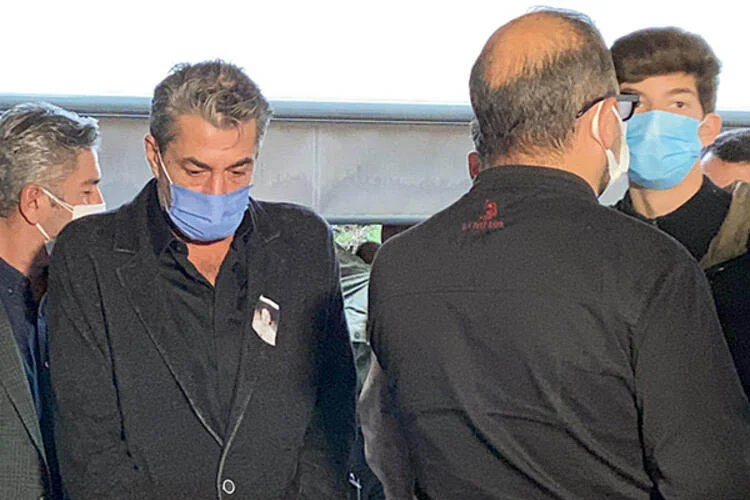 Ünlü oyuncu Erkan Petekkaya, 69 yaşındaki annesi Şerife Petekkaya'yı Beykoz'da