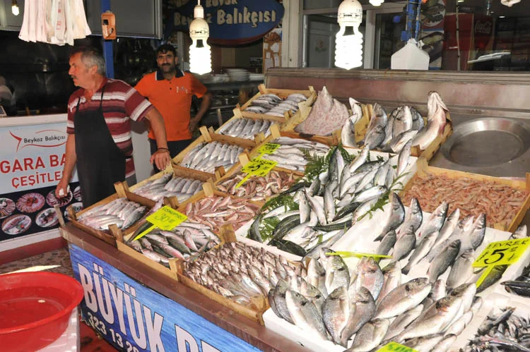 Beykoz'daki balık tezgahlarında yerini alan uskumru, kilosu 30 liradan satışa