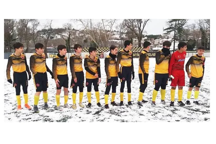 Sarı-Siyahlı gençler Sultanbeylispor’u 2-1 mağlup ederken, gollerin ikisinde de Alperen’in