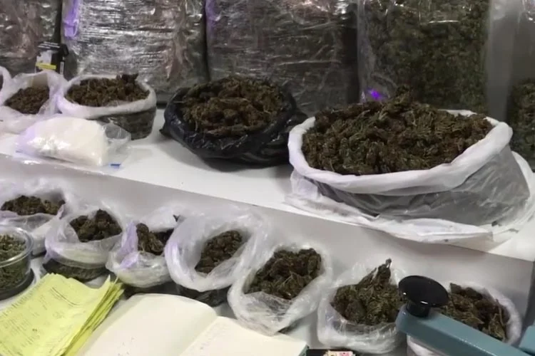 İstanbul Emniyeti okulların çevresinde uyuşturucu madde ticareti yapanlara yönelik operasyon