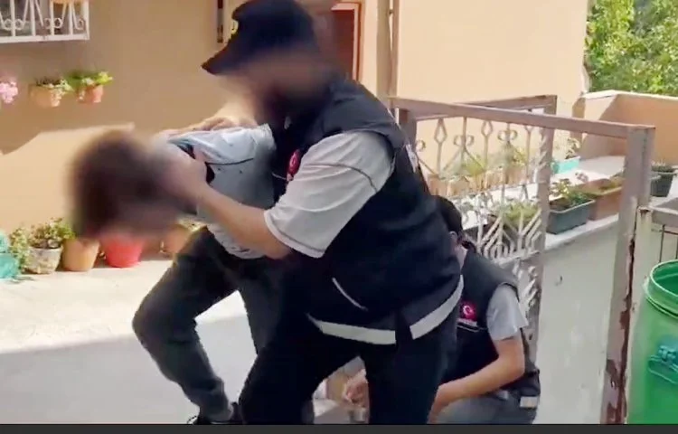 Metrobüs durağındaki asansörde uyuşturucu madde hazırlayan bir genç vatandaş kamerasına