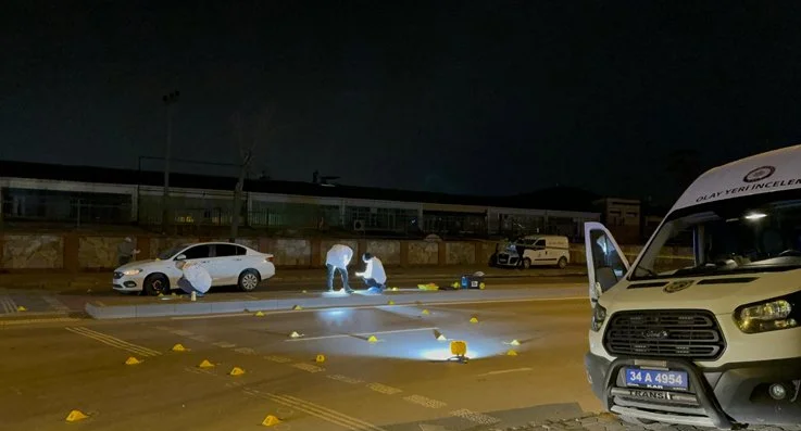 Ümraniye Dudullu'da trafik ışıklarında bekleyen bir araca uzun namlulu silahlarla