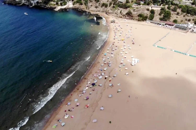 Beykoz Kaymakamlığı yayınladığı duyuruyla 12.00 itibariyle denize girmenin yasaklandığını bildirdi.