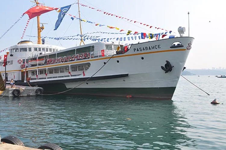 Uzun süredir Beykoz Belediyesi önünde atıl durumda olan Paşabahçe Vapuru'nun