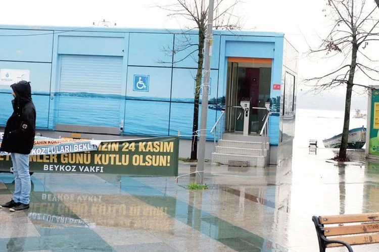 Beykoz Merkez'de Boğaz manzarasına mani olan umumi tuvalet vatandaşın tepkisini