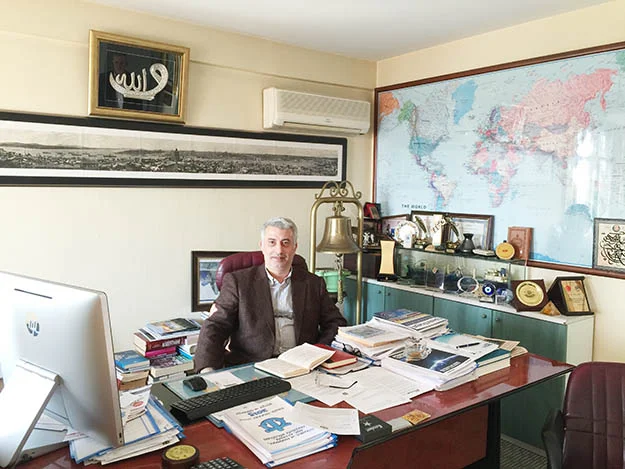 Yıllarca gemi kaptanlığı yapan ve Türkiye'deki denizcilik sektöründe saygın bir