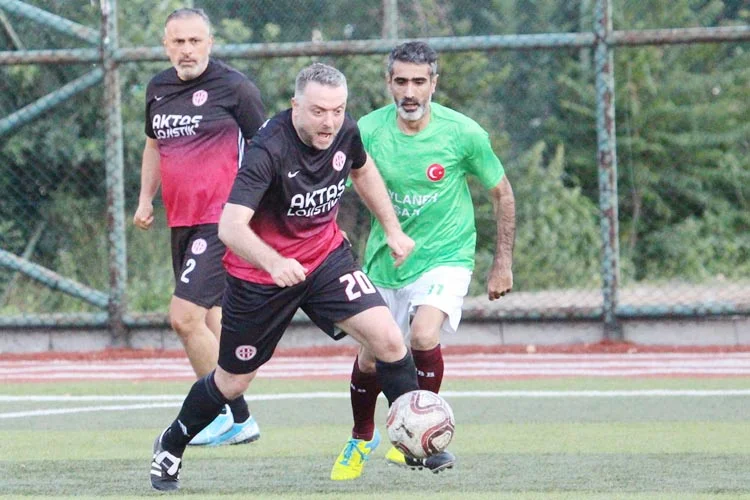 Ortaçeşme ve Kartal 75.Yıl Statlarında devam etmekte olan Merhum Halil