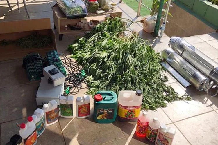 Beykoz’da bir villaya operasyon düzenleyen narkotimleri, içeride uyuşturucu üretilen bir