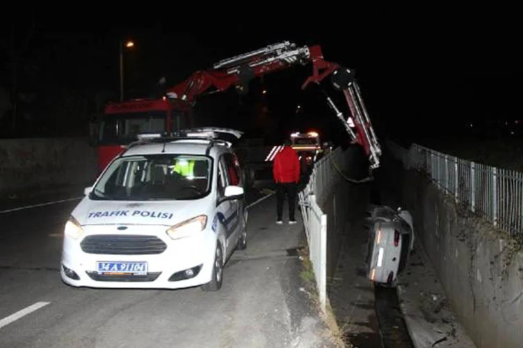 Beykoz Dereseki'de sürücüsünün direksiyon hakimiyetini kaybetmesi sonrası bir araç dere