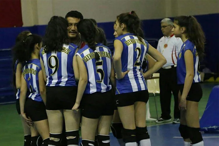 İstanbul Minik Kızlar Voleybol liginde mücadele ettiği ilk yıl çeyrek