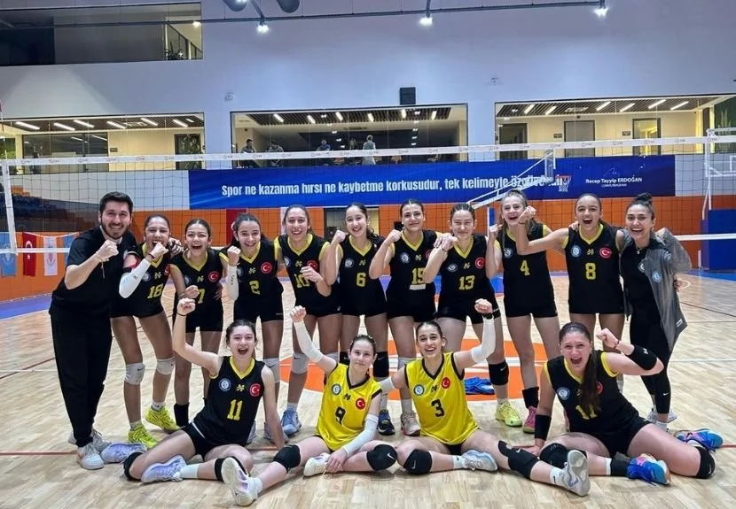 Beykoz Belediyesi Küçük Kızlar Voleybol Takımı, İstanbul Ligi’nde oynadığı kritik