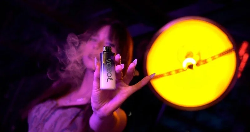 Vozol Neon 10000, elektronik sigara dünyasında devrim niteliğinde bir üründür.