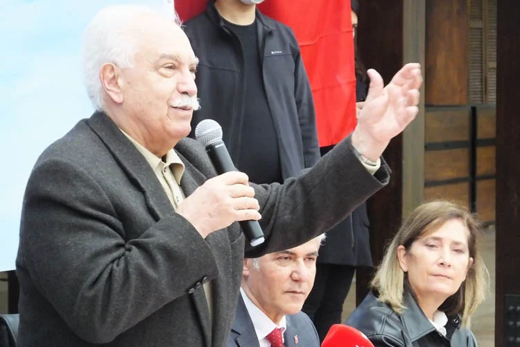 Vatan Partisi Genel Başkanı Doğu Perinçek, partisinin İstanbul İl Başkanlığınca