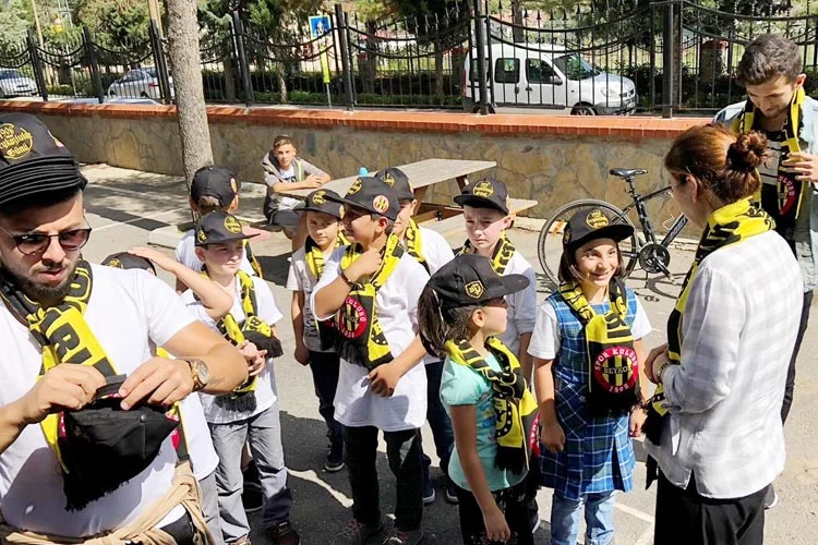 Beykozspor'un taraftar gurubu Boğazın Yargıçları, türbinlerde esip gürlerken, sosyal alanda