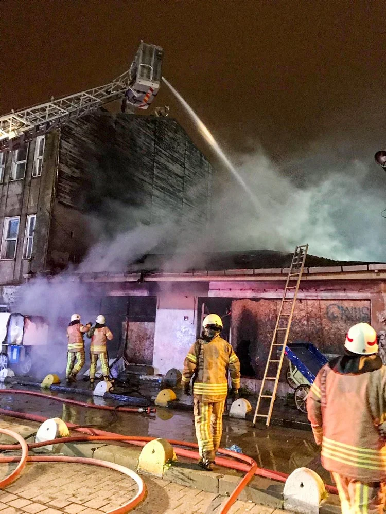 Beykoz Paşabahçe Mahallesi'ndeki bir işyerinde dün akşam saatlerinde yangın çıktı.