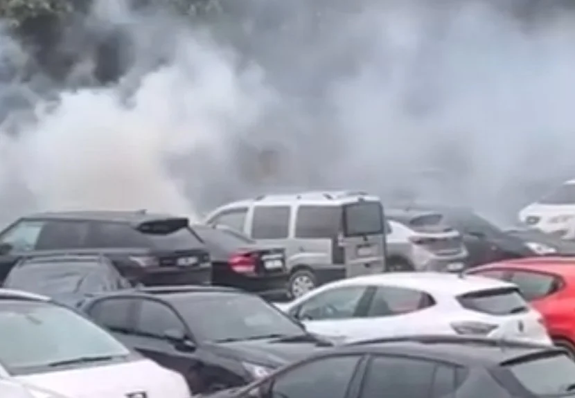 Beykoz Belediyesi'nin otoparkında park halinde bulunan bir araç alev alev