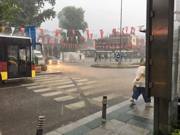 Sabaha karşı başlayan ve sabah saat 8.30 saatleri itibariyle şiddetini