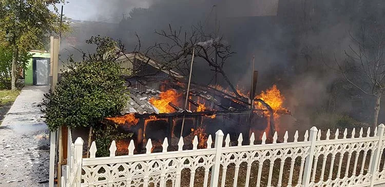 Beykoz Çavuşbaşı’nda konteyner yangını 1 yan 4 Ox1Cp oLAd