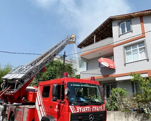 Beykoz Çavuşbaşı Fatih Mahallesi Bahçesaray sokaktaki bir evde yangın çıktı.