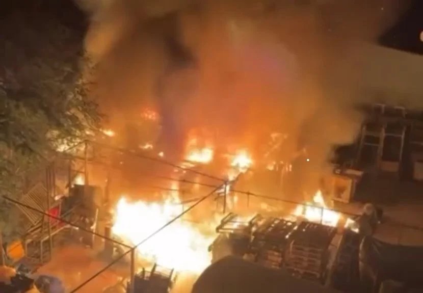 Beykoz Çavuşbaşı'nda gece yarısı inşaat malzemelerinin depolandığı bir alanda çıkan