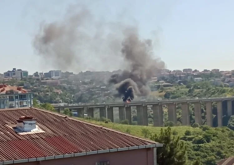 Beykoz’da hareket halindeki otomobil motor kısmından alevlerin yükselmesinin ardından yanarak