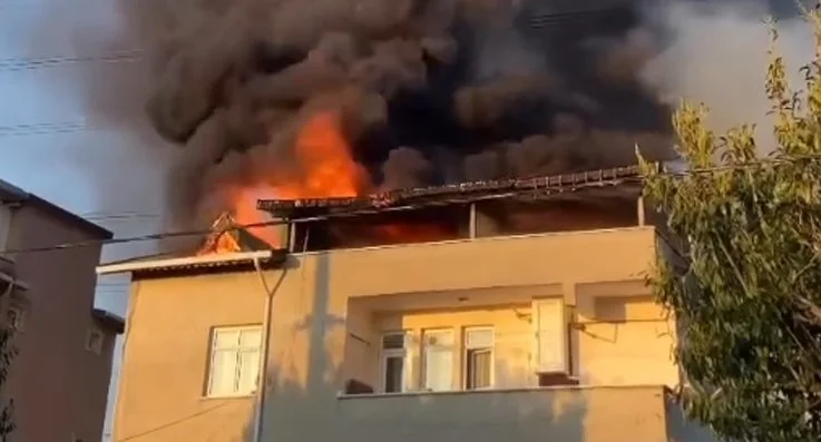 Beykoz'da akşam saatlerinde 3 katlı binanın çatı katında çıkan yangın