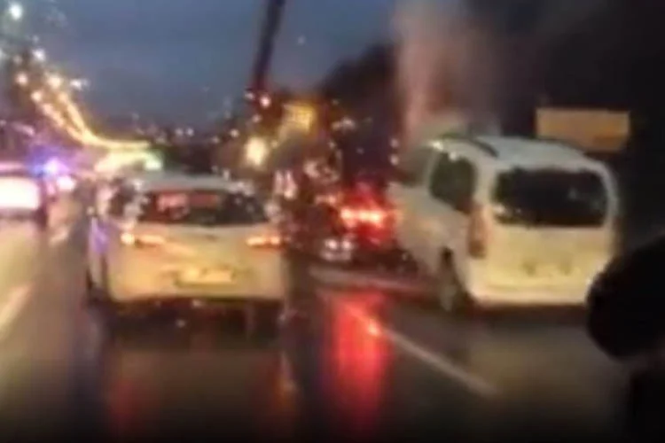 TEM otoyolu Beykoz geçişinde kazadan sonra çekici yardımıyla götürülen otomobil