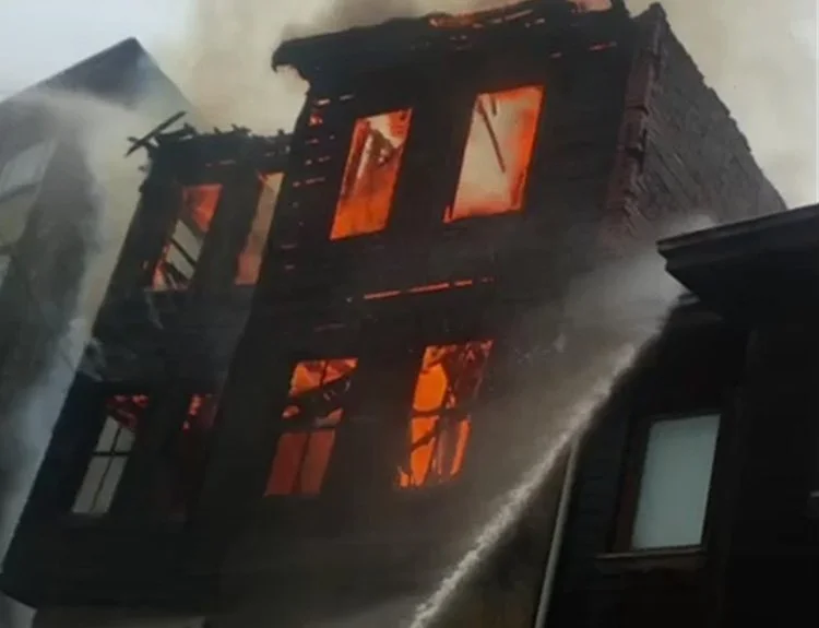 Beykoz Göksu Mahallesi'nde 3 katlı binada sebebi bilinmeyen nedenle çıkan