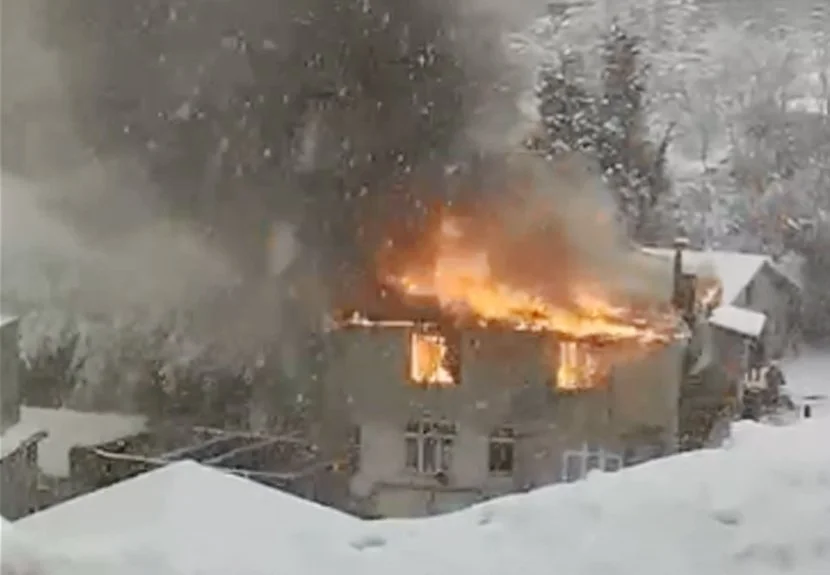 Beykoz Gümüşsuyu Mahallesi Karlıtepe Mevkiindeki iki katlı bir evde yangın