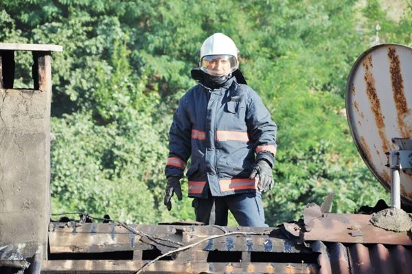 İtfaiye tam zamanında geldi 1 yangin ede sok 23ABf6B7aE